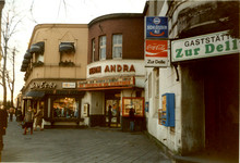 Heubestrasse im März 1981, mit Gaststätte Zur Delle, dem Lichtspielhaus	 "Fern Andra" und Modeboutik. Foto: Heimatarchiv Benrath